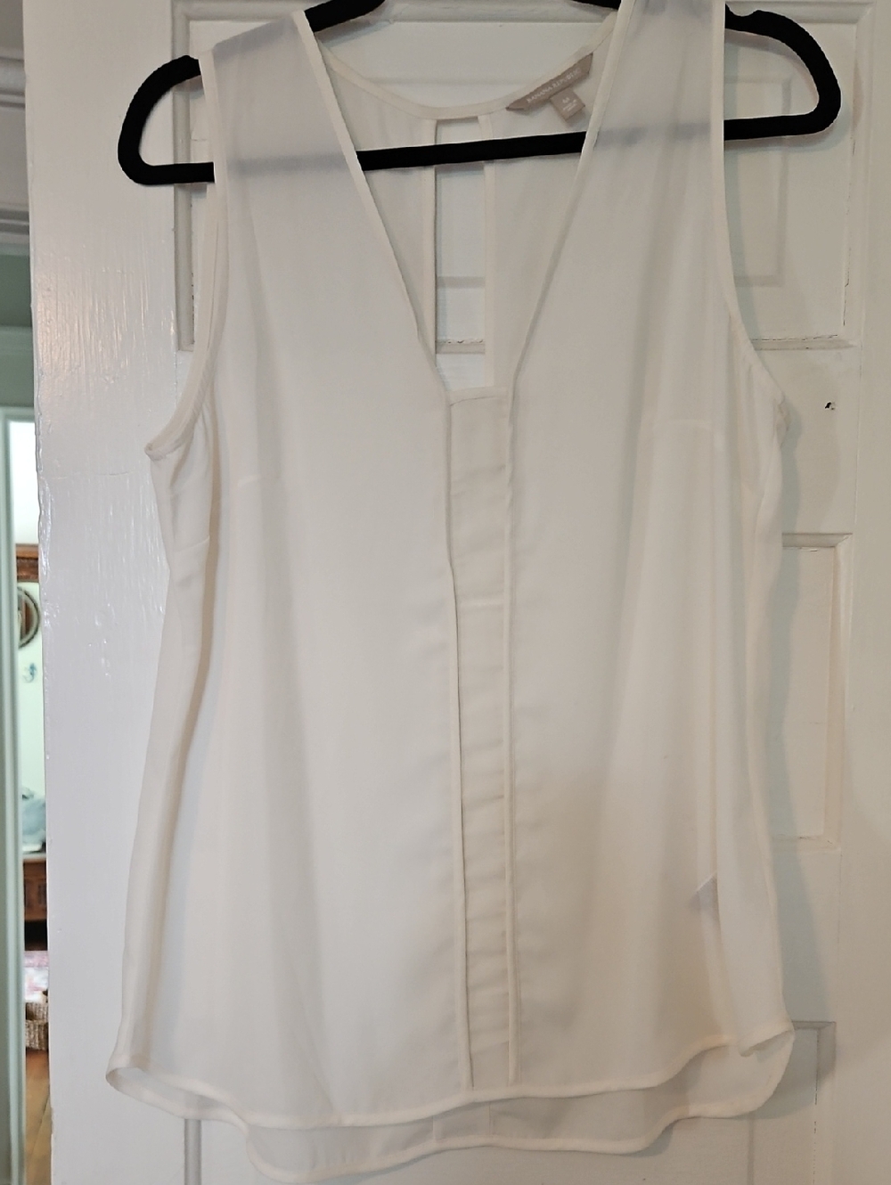 Banana Republic Cream Sleeveless V-Neck Top